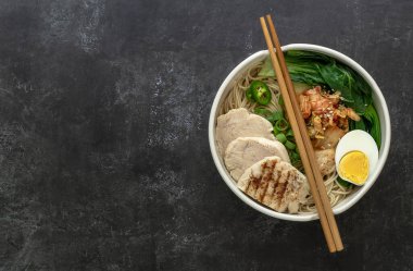 Miso Ramen, Asya eriştesi, yumurta, tavuk ve lahana kabı. Japon mutfağı. Üst görünüm, tarif veya metin için boşluk kopyala.