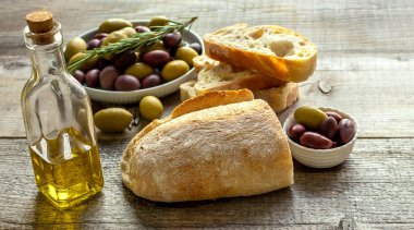 Zeytinyağlı taze İtalyan ciabatta ekmeği. Seçici odak, eski tahta masa.