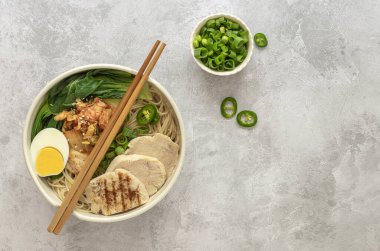 Miso Ramen, Asya eriştesi, yumurta, tavuk ve lahana kabı. Japon mutfağı. Üst görünüm, tarif veya metin için boşluk kopyala.