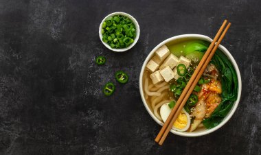 Geleneksel Asya erişte çorbası Udon tofu, lahana ve kimchi ile birlikte. Vejetaryen tarifi. Boşluğu kopyala.