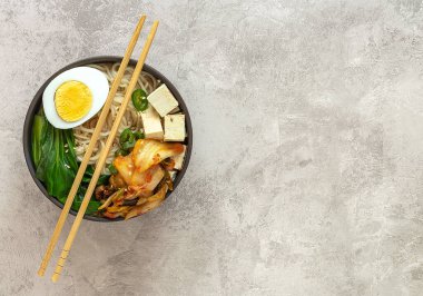 Tofulu ve kimşili Asya eriştesi, vejetaryen tarifi. Metin için alanı kopyala.