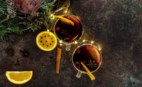 Dois Copos Vinho Quente Com Laranjas Especiarias Com Decorações Natal — Fotografia de Stock