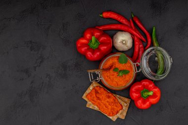 Geleneksel Balkan sebze havyarı. Kızarmış Red Pepper Relish ayvar, aivar, lutenitza, pingjur, harissa ve malzemeler..