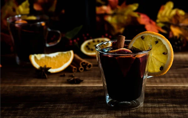 Уютный Осенний Напиток Горячее Глинтвейна Апельсинами Специями Сезонный Теплый Алкогольный — стоковое фото