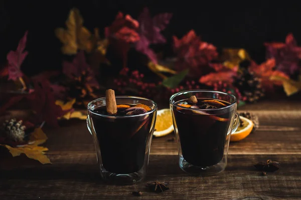 Przytulny jesienny drink. Gorące grzane wino z pomarańczami i przyprawami. — Zdjęcie stockowe