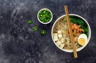 Vejetaryen erişteli ramen tofu ve kimchi.