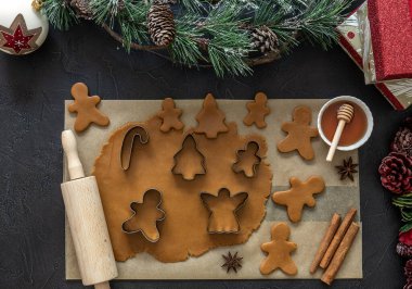 Noel kurabiyeleri ve kağıt üzerinde aksesuarları olan hamur hamuru..