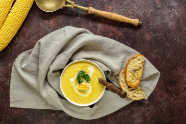 Sonbahar baharatlı mısır ve maydanoz çorbası sıcak bir yemek ve taze ekşi ekmek. Vejetaryen mutfağı. 