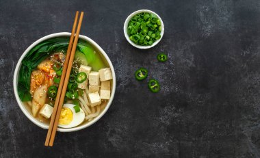Geleneksel Asya erişte çorbası Udon tofu, lahana ve kimchi ile birlikte. Vejetaryen tarifi. Boşluğu kopyala.