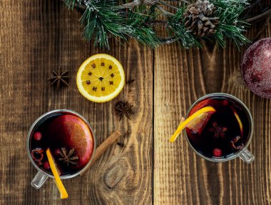 İki bardak sıcak şarap portakallı ve baharatlı Noel ışıkları ve fotokopi alanı olan dekorasyonlar.. 