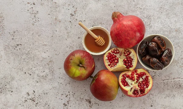 Rosh hashanah Yahudi Yeni Yıl tatili konsepti. Geleneksel İsrail tatlı yemekleri.