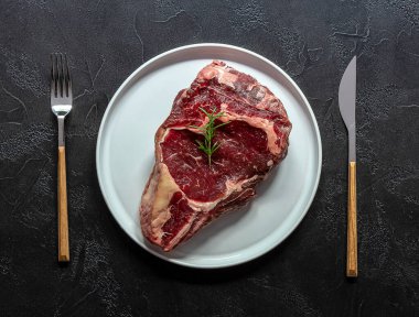 Çiğ biftekli biftek. Organik çiftlik eti. Siyah arkaplan.