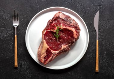 Çiğ biftekli biftek. Organik çiftlik eti. Siyah arkaplan.