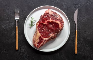 Çiğ biftekli biftek. Organik çiftlik eti. Siyah arkaplan.