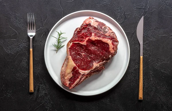 Çiğ biftekli biftek. Organik çiftlik eti. Siyah arkaplan.