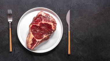 Çiğ biftekli biftek. Organik çiftlik eti. Kopyalama alanı olan siyah arkaplan