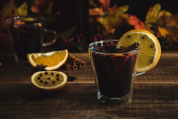 Przytulny Napój Jesienny Zamazanym Tłem Gorące Grzane Wino Pomarańczami Przyprawami — Zdjęcie stockowe