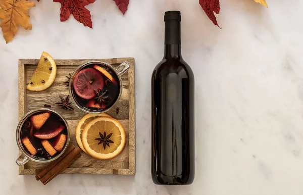ホットホリデードリンクオレンジ アニスの星 シナモンとマルチワイン 木製トレイ ワインボトル テキスト用のコピースペース — ストック写真