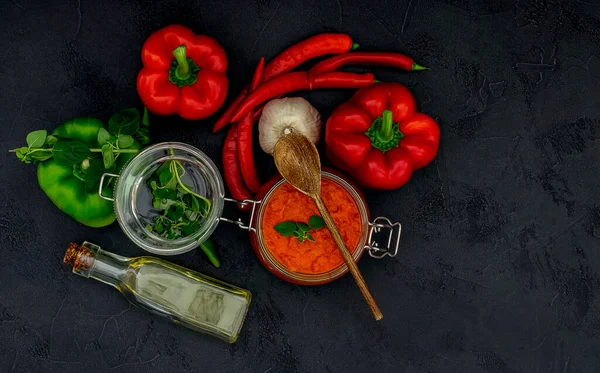 Geleneksel Balkan vejetaryeni Ajvar veya Aivar 'ı malzemelerle kapladı. Ev yapımı çeşni. Üst görünüm, alanı kopyala