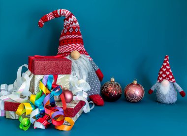 Noel konsepti. Kış cüceleri, hediye kutuları ve kopyalama alanı ile dekorasyon