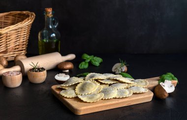 Taze çiğ İtalyan mantarlı ravioli veya mantarlı tortelli, pesto ve ricotta. Vejetaryen tarifi.