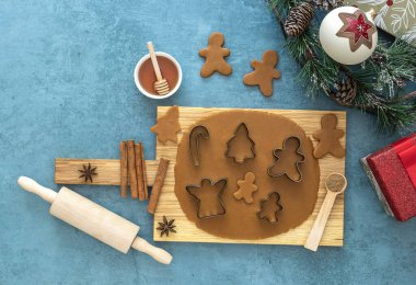 Noel kurabiyeleri ve Noel süslemeleri için yuvarlanmış hamurun en üst görüntüsü 