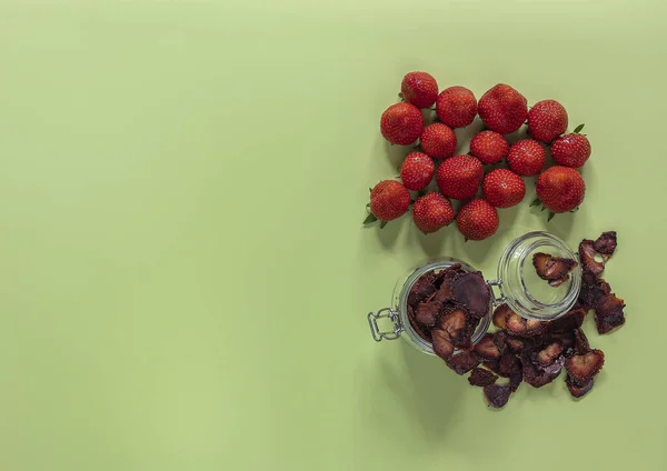 Getrocknete Und Reife Erdbeeren Getrocknete Scheiben Geschnittene Beeren Chips Glas — Stockfoto