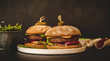 Fasulye, pancar kökü ve vejetaryen peynirli ve turşulu bezelyeli vejetaryen burger. Ev yapımı sağlıklı tarif. yaratıcı biçim.