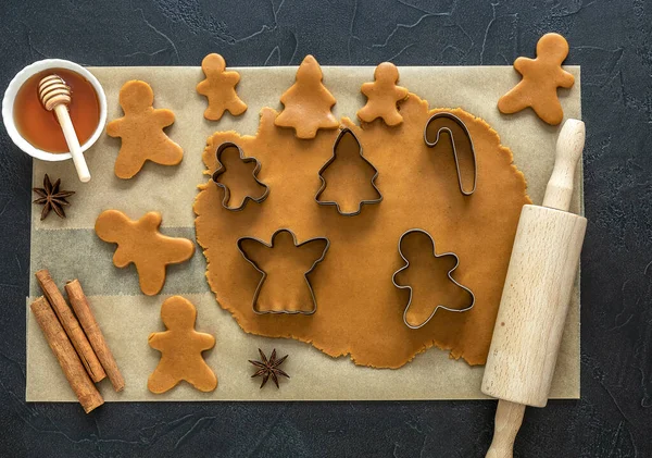 Noel kurabiyeleri için rulo yapılmış hamur parşömen kağıdında.