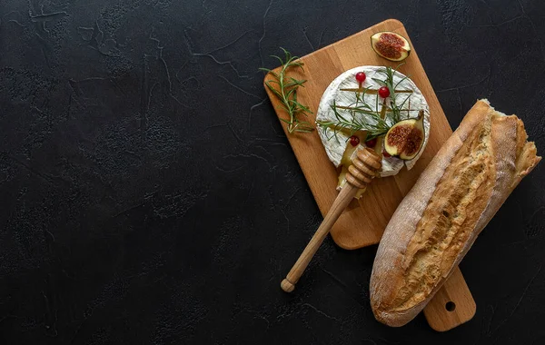 Ofen Gebackener Camembert Käse Mit Honig Feigen Und Frischem Brot — Stockfoto