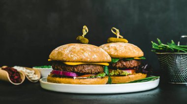 Fasulye, pancar kökü ve vejetaryen peynirli ve turşulu bezelyeli vejetaryen burger. Ev yapımı sağlıklı yemek tarifi.