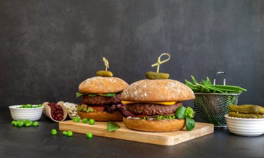 Fasulye, pancar kökü ve vejetaryen peynirli ve turşulu bezelyeli vejetaryen burger. Ev yapımı sağlıklı yemek tarifi.