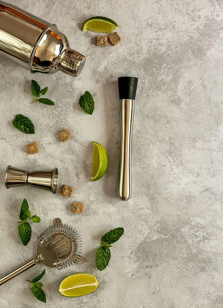 Mojito Kokteyl Malzemeleri ve Aydınlık Masa üzerindeki Araçlar. 