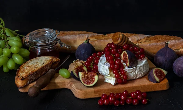 Oven baked Camembert with berries, honey, and figs. — Stock Photo, Image