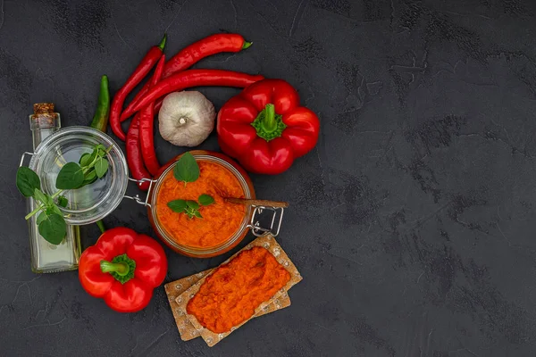 Hagyományos őszi balkáni vegán elterjedése Ajvar. — Stock Fotó