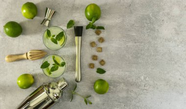 Alkollü nane kokteyli mojito, rom ve limonla tazeleniyor.