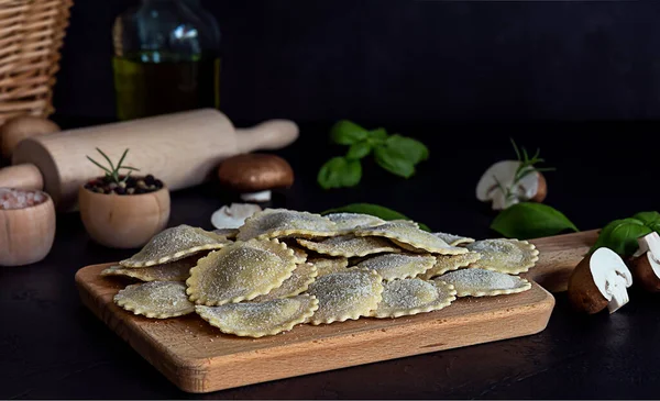 Frische Rohe Italienische Nudelravioli Oder Tortelli Mit Pilzen Pesto Und — Stockfoto