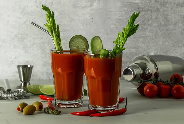 Rajčatový Ledový Nápoj Bloody Mary Čerstvým Celerem Nakládanými Okurkami Olivami — Stock fotografie