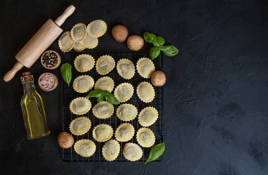 Taze çiğ İtalyan mantarlı ravioli veya mantarlı tortelli, pesto ve ricotta. Dikey yönelim