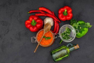 Geleneksel Balkan vejetaryeni Ajvar veya Aivar 'ı malzemelerle kapladı. Ev yapımı çeşni. Üst görünüm, alanı kopyala