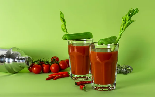 Pohled Shora Koktejlový Nápoj Bloody Mary Čerstvým Celerem Nakládanými Okurkami — Stock fotografie