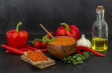 Geleneksel Balkan vejetaryeni Ajvar veya Aivar 'ı malzemelerle kapladı. Ev yapımı çeşni.. 