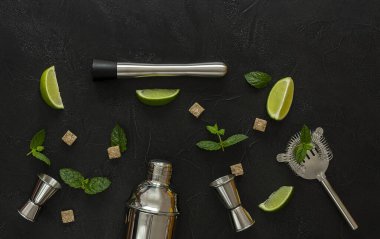  Mojito kokteyli ve karanlık masa aletleri için malzemeler. Yukarıdan görüntüle, boşluğu kopyala