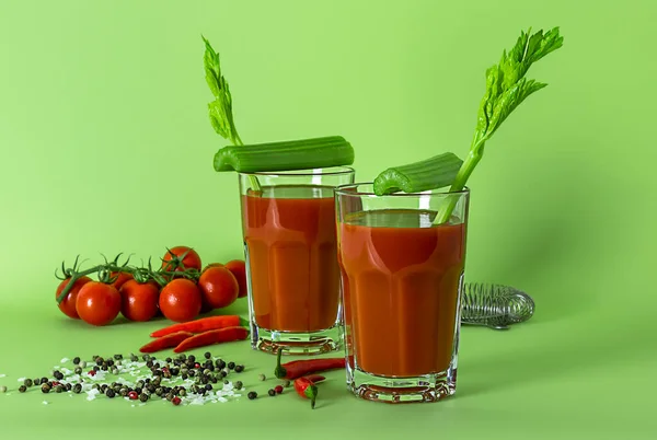 Pohled Shora Koktejlový Nápoj Bloody Mary Čerstvým Celerem Nakládanými Okurkami — Stock fotografie