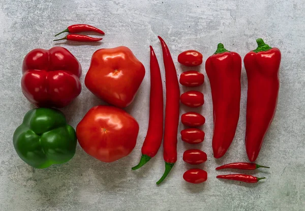 红色蔬菜 叶柄型 灰色背景 成熟的粮食概念 — 图库照片