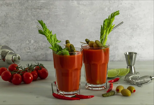 Pohled Shora Koktejlový Nápoj Bloody Mary Čerstvým Celerem Nakládanými Okurkami — Stock fotografie