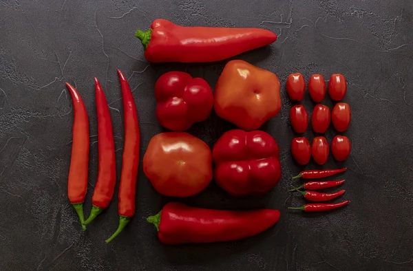 红色蔬菜 呈棒状 底色黑色 成熟的粮食概念 — 图库照片