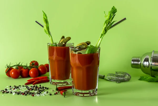 Pohled Shora Koktejlový Nápoj Bloody Mary Čerstvým Celerem Nakládanými Okurkami — Stock fotografie