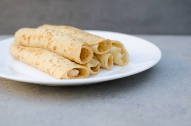 Sabah kahvaltısı, gri beton arka planda kızarmış krep, yakın plan. Sağlıklı kahvaltı konsepti. Metin için yer. Boşluğu kopyala 