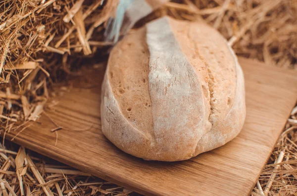 Vetebröd Träskiva Mot Ett Gyllene Vete Naturlig Bakgrund Detalj Bröd — Stockfoto